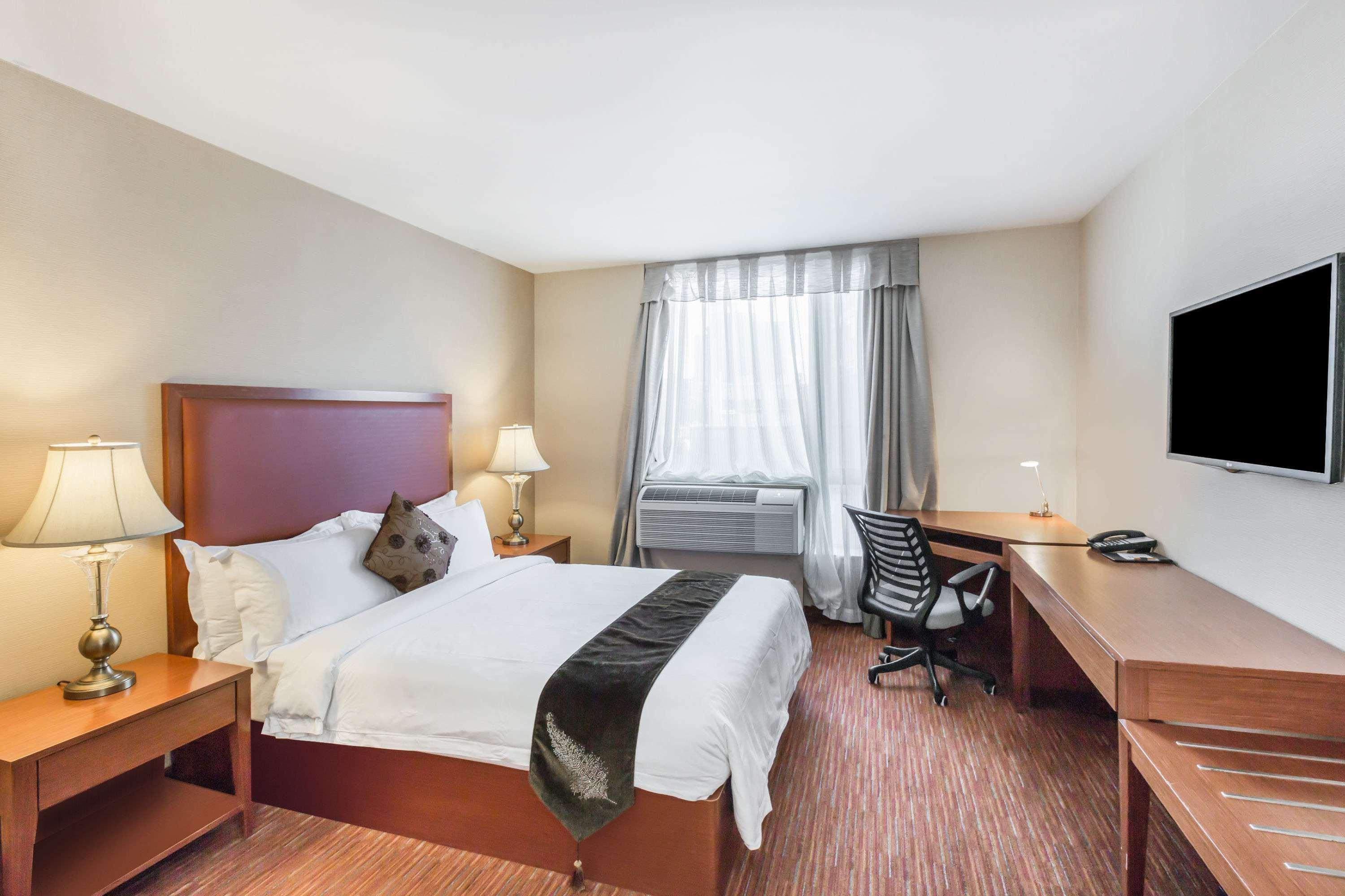 Ramada By Wyndham Flushing Queens New York Exterior photo