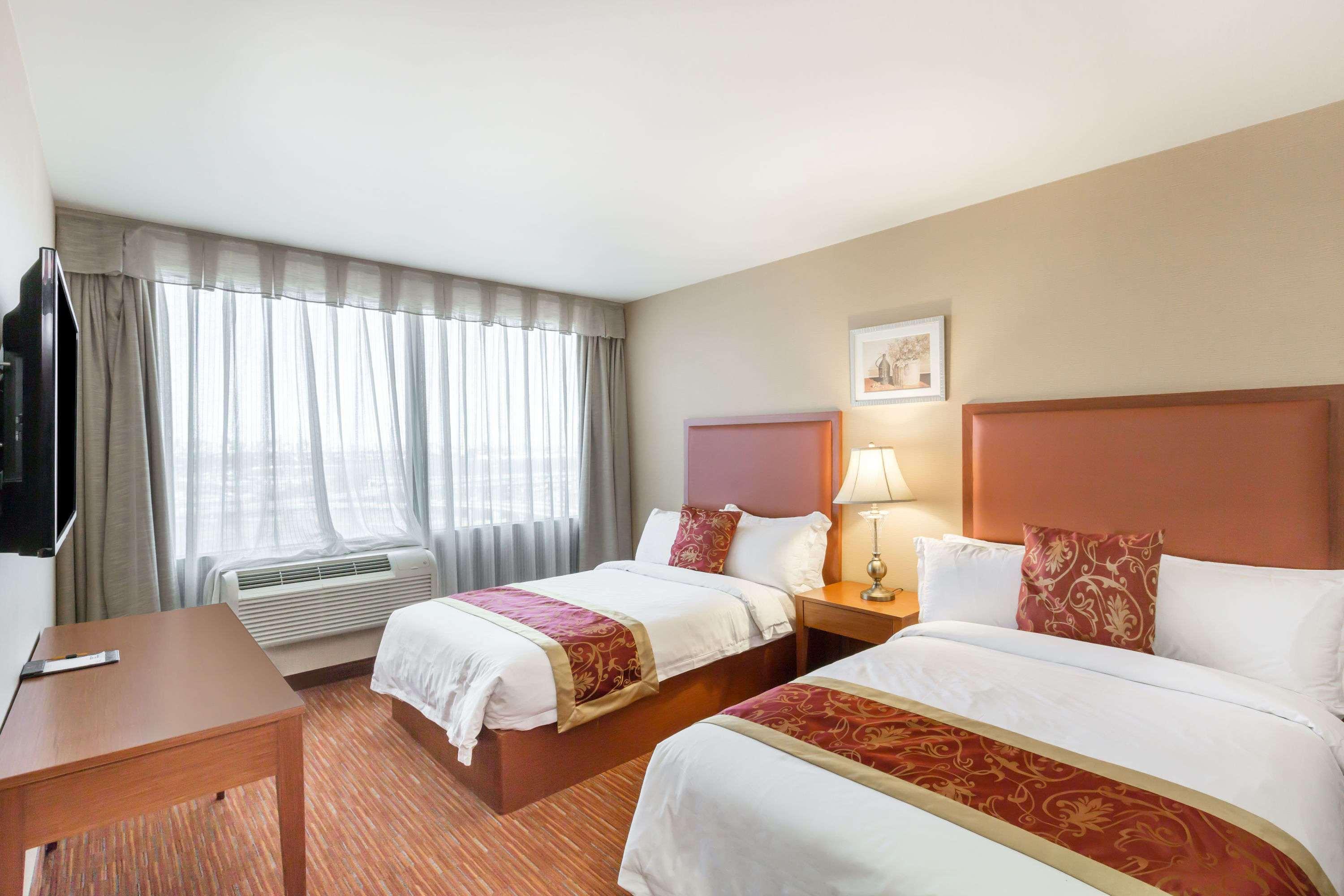 Ramada By Wyndham Flushing Queens New York Exterior photo